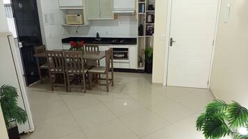 Apartamento | Cozinha privada | Geladeira, micro-ondas, fogão, cooktop