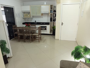 Appartement | Cuisine privée | Réfrigérateur, four à micro-ondes, un four, surface de cuisson