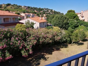 Property grounds - Quiet, renovated apartment with air conditioning, parking space and close to the beach. (Collioure)