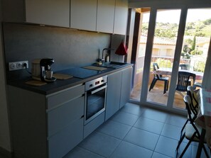 Een koelkast, een microgolfoven, een oven, een kookplaat