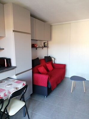 Living area - Quiet, renovated apartment with air conditioning, parking space and close to the beach. (Collioure)