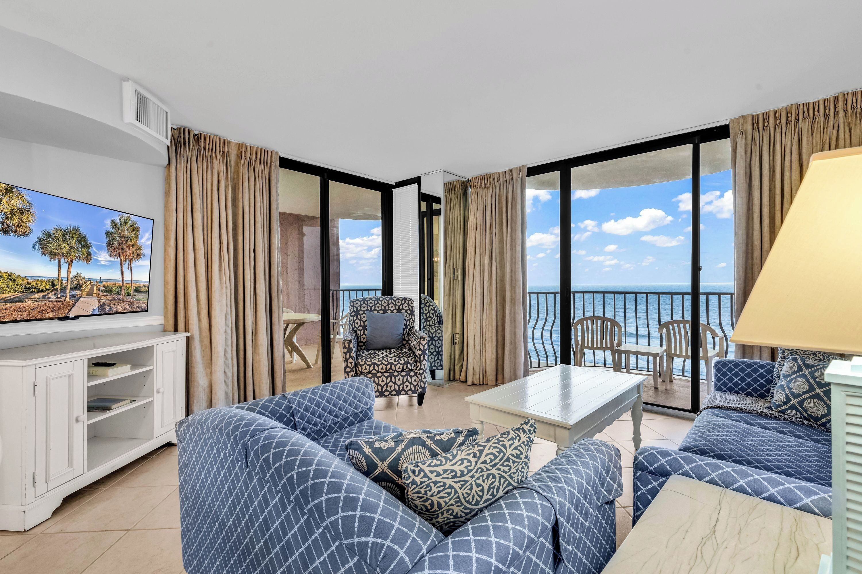 Premium Condo, 3 Bedrooms, Balcony, Ocean View | Living room | 33-inch Smart TV with digital channels