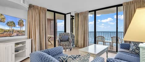 LĂ€genhet Premium - 3 sovrum - balkong - havsutsikt | Vardagsrum | 55-tums smart-tv med digitalkanaler