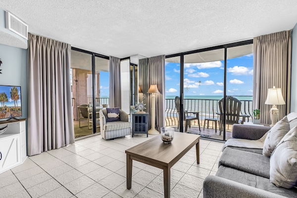 Condo Prestigio, 3 habitaciones, balcón, vista al océano | Sala de estar | Smart TV de 55 pulgadas con canales digitales