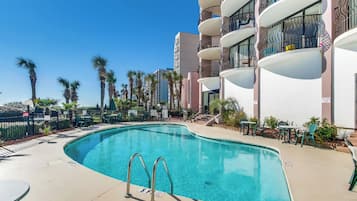 Una piscina techada, una piscina al aire libre