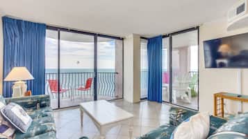 Exclusive Condo, 3 Bedrooms, Balcony, Ocean View | Ruang tamu | 33 inci sebuah televisyen pintar dengan digital