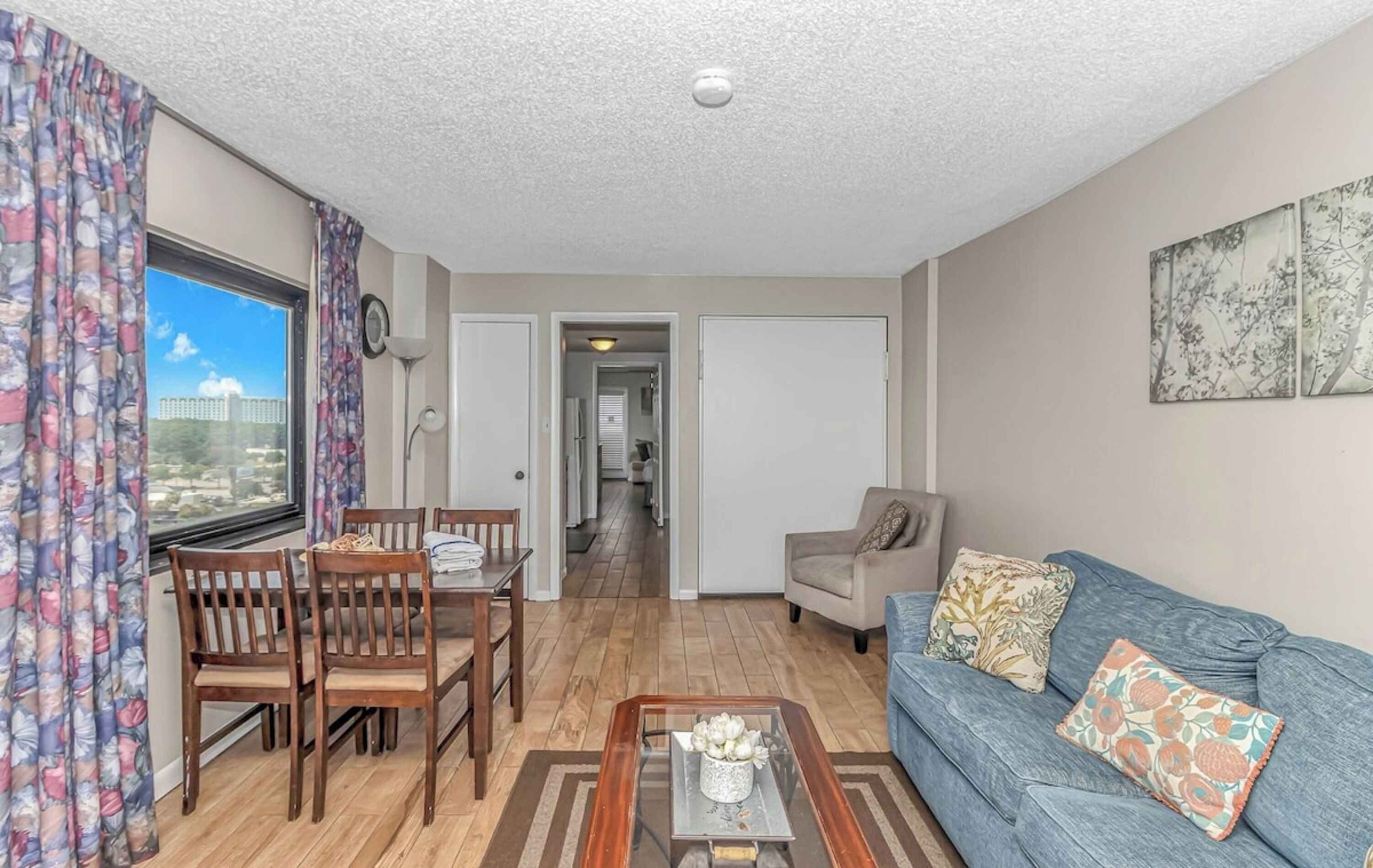 Comfort-huoneisto, 1 makuuhuone, valtamerinäköala, rannan lähellä | Olohuone | 55–tuumainen äly-TV, jossa digitaalikanavat