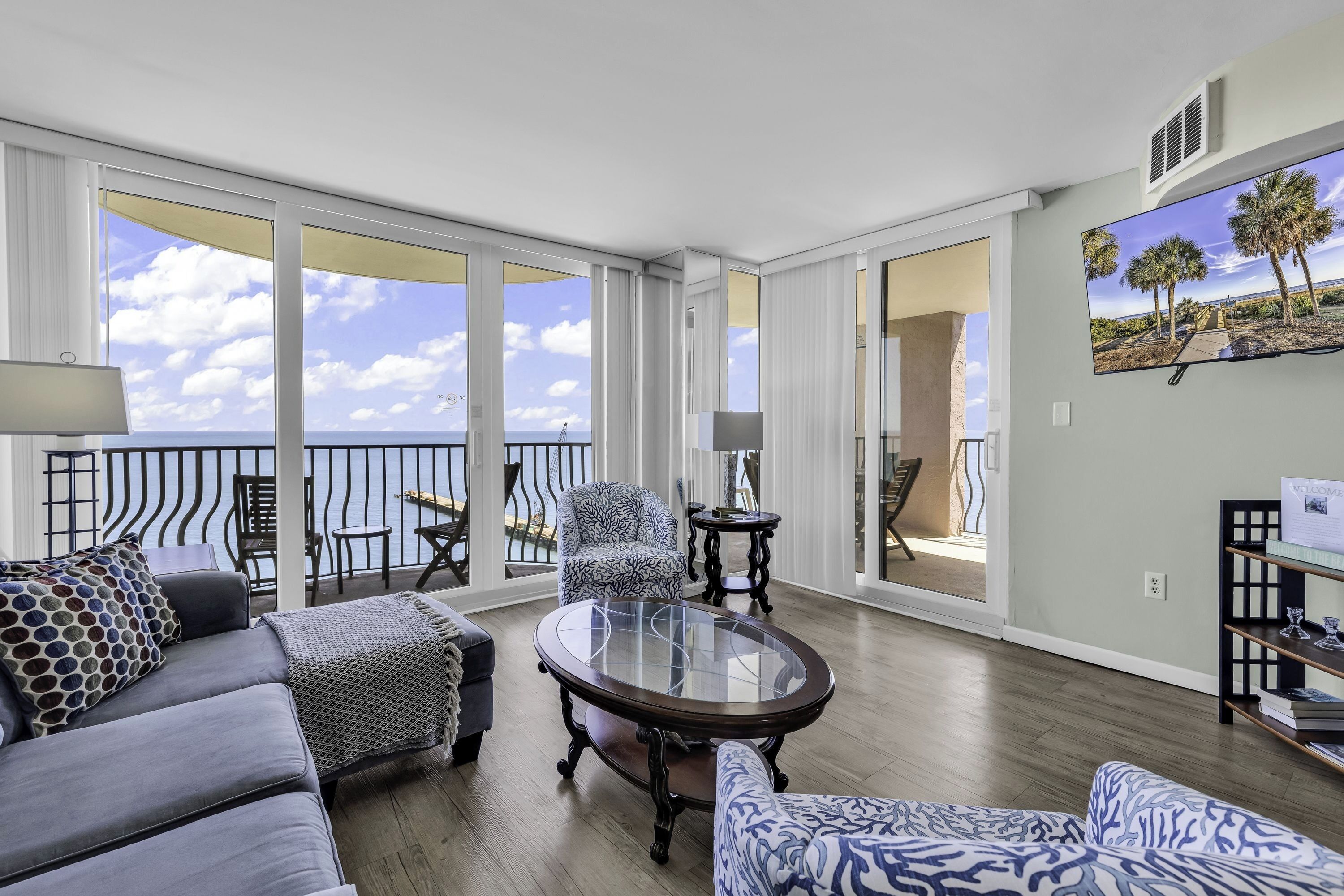 家庭公寓式客房, 3 间卧室, 阳台, 海洋景观 | 客厅 | 33-英寸智能电视（配备数码频道）