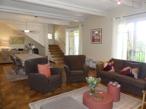 Smart-TV, Kamin, Tischfußball, Stereoanlage