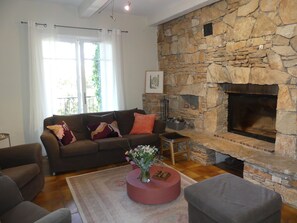 Smart-TV, Kamin, Tischfußball, Stereoanlage