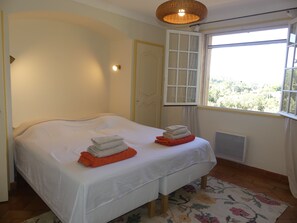 4 Schlafzimmer, Schreibtisch, Bügeleisen/Bügelbrett, kostenloses WLAN