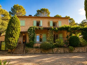 A two-story house with a stone facade, green shutters, and a stone staircase leading to the entrance. - NEW Spacious Villa  Pool Peaceful  8 Guests  Verdon, Provençal Villages & Sea (Draguignan)