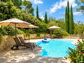 A swimming pool with lounge chairs and umbrellas, surrounded by stone walls and greenery. - NEW Spacious Villa  Pool Peaceful  8 Guests  Verdon, Provençal Villages & Sea (Draguignan)