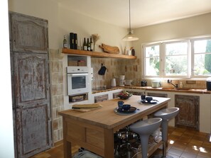 Kühlschrank, Mikrowelle, Ofen, Herdplatte