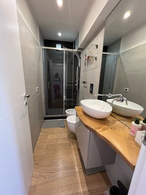 Doccia, asciugacapelli, bidet, asciugamani