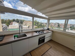 Frigorifero, forno, piano cottura, lavastoviglie