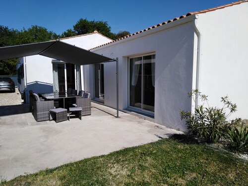 Villa 140m² de plain-pied récente, lumineuse, spacieuse, tout confort, clôturée.