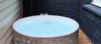 Renovated ground-floor apartment with outdoor spa. Sleeps 4.