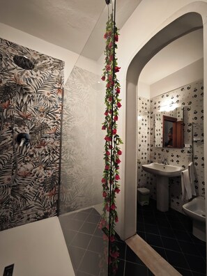 Dusche, Haartrockner, Bidet, Handtücher
