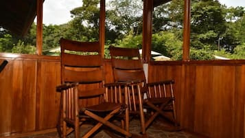 Chambre, patio, en bord de piscine | Coffres-forts dans les chambres, Wi-Fi gratuit