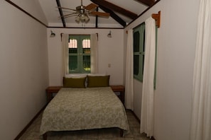 Quarto, 3 quartos, varanda, vista para o jardim | Cofres nos quartos, Wi-Fi de cortesia
