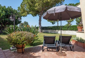 Terrace/patio - Villa Magnolia Large Garden • Parking • BBQ • WiFi (Sicilia)