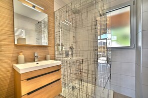 シャワー、ヘアドライヤー 、タオル、石鹸