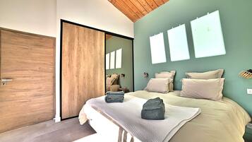 1 bedroom, travel cot, free WiFi, bed sheets