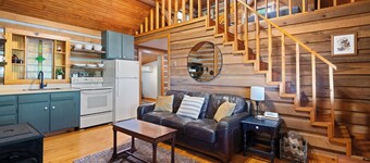 Cozy Cabin Retreat near Patoka Lake & Winery -Fire Pit, Boat Parking & more!