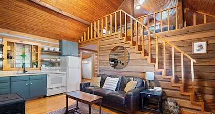 Cozy Cabin Retreat near Patoka Lake & Winery -Fire Pit, Boat Parking & more!