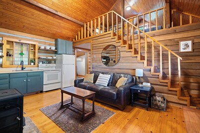 Cozy Cabin Retreat near Patoka Lake & Winery -Fire Pit, Boat Parking & more!