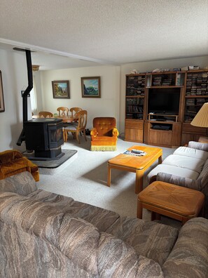 Televisión, reproductor de DVD y videoteca 