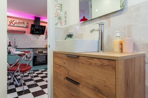 Réfrigérateur, micro-ondes, plaque de cuisson, cafetière/bouilloire