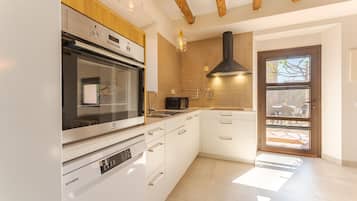 Een koelkast, een magnetron, een oven, een kookplaat