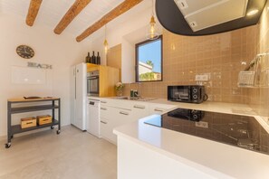 Kylskåp, mikrovågsugn, ugn och spishäll