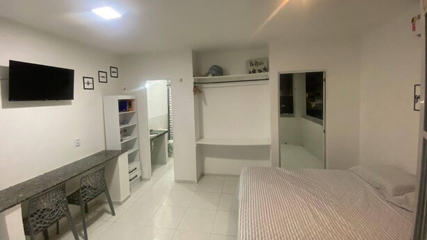 Une chambre à coucher avec un lit, un bureau et une armoire.
