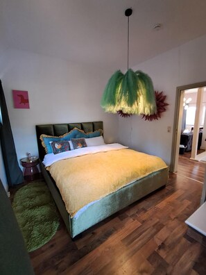 4 chambres, bureau, fer et planche à repasser, lit de bébé portatif