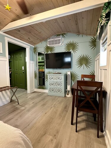 Charming bungalow studio between the beach and downtown in welcoming St. Pete