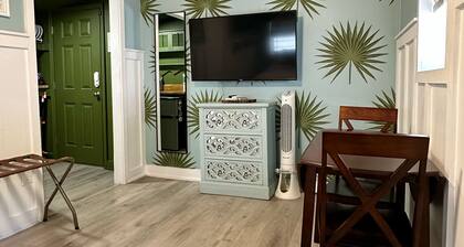 Charming bungalow studio between the beach and downtown in welcoming St. Pete
