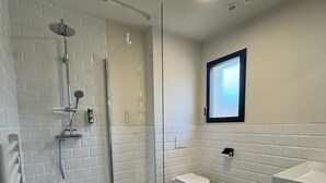 Dusj, hårføner, håndklær og såpe