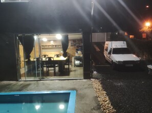 Outdoor dining - Charming 1-bedroom house in beautiful Lauro Müller with WiFi (LAURO MÜLLER)