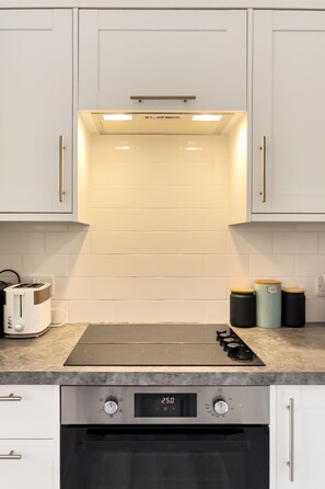 Refrigerador, microondas, horno y lavavajillas 