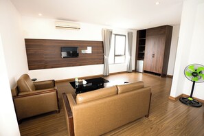 Senior kamer, 1 kingsize bed, bad, uitzicht op de stad | Hypoallergeen beddengoed, bedden met traagschuimmatrassen, een minibar