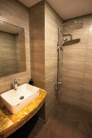 Habitación superior, 1 cama de matrimonio grande, vistas a la ciudad | Baño | Ducha y cabezal de ducha tipo lluvia