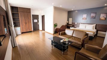 Senior Room, 1 King Bed, Bathtub, City View | Hypo-allergenic bedding, memory foam beds, minibar, free WiFi
