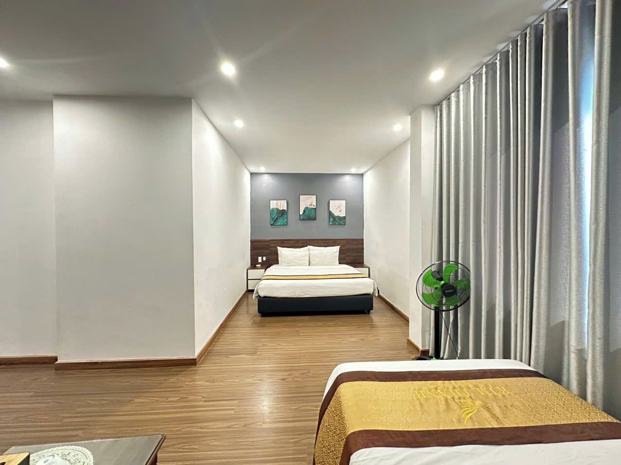 Habitación triple de lujo, vista a la ciudad | Ropa de cama hipoalergénica, camas con efecto memoria y minibar 