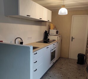 Wasserkocher mit Kaffee-/Teezubehör, Kühlschrank, Mikrowelle, Ofen