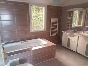 Toallas, jabón, papel de baño 