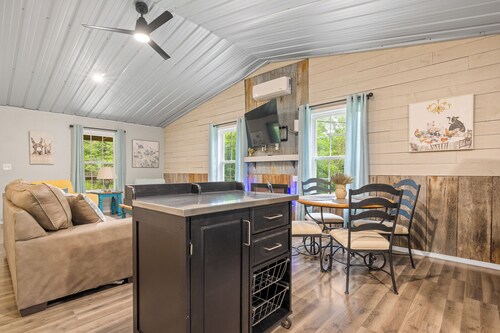 Cozy cabin, pet, king bed, wifi, Great for Riders!