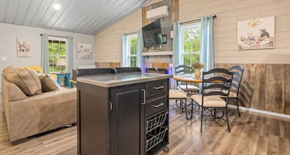 Cozy cabin, pet, king bed, wifi, Great for Riders!